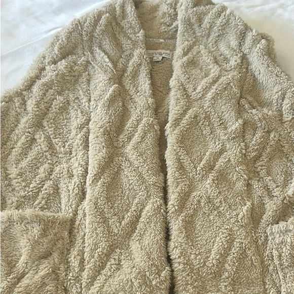 Koolaburra by Ugg cozy Sherpa vest. - Picture 3 of 5